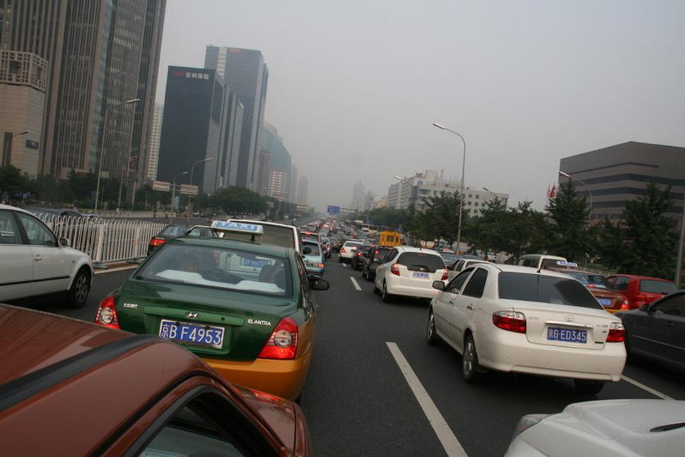 Zápcha v centre Pekingu + smog