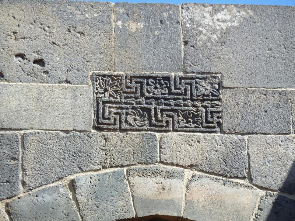 Deatil antickej ornamentiky so svastikou