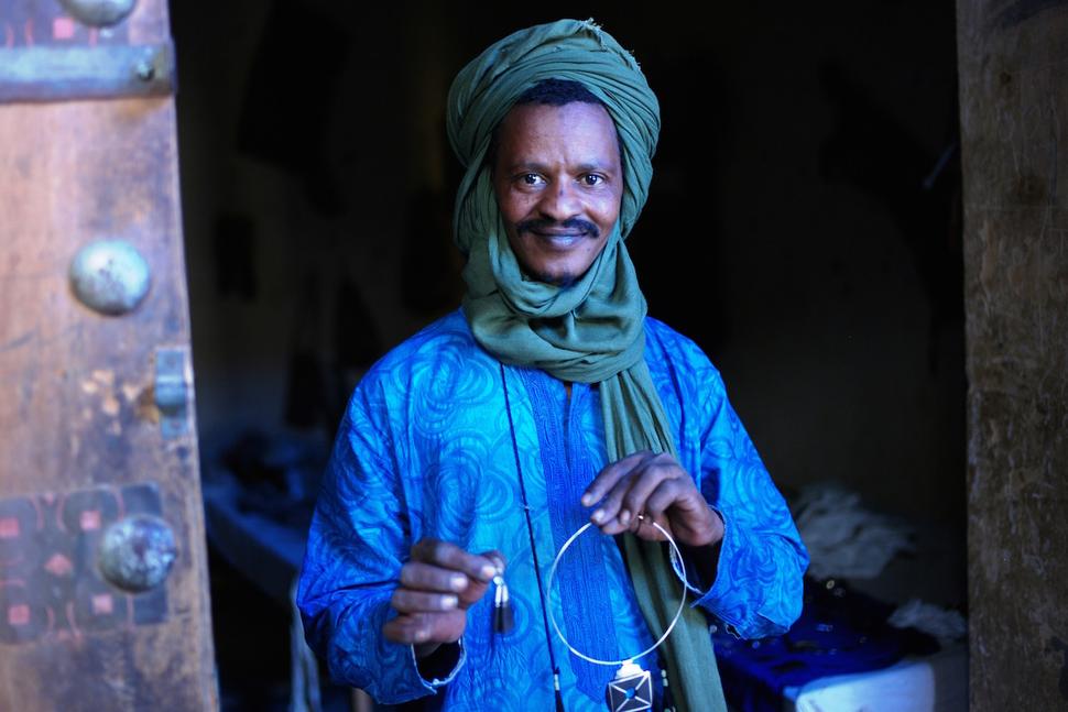 "Môj" Tuarég na trhu v Timbuktu. Ebenové šperky so striebrom sám vyrábal.