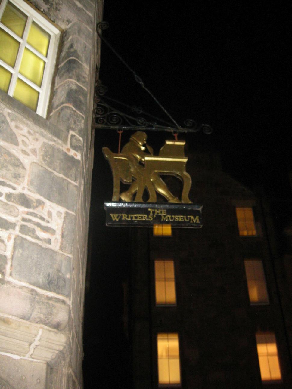 Večer sme sa prešli starým mestom v Edinburghu blízko domu spisovateľov.