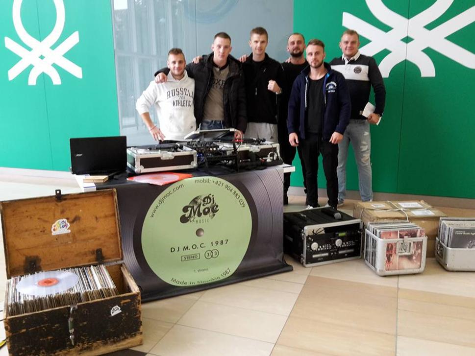 Verejný tréning pred rozlúčkovým zápasom Tomiho Kida v N-Centre (kto videl ten zápas, tak si o politike v boxe spravil vlastnú predstavu), Zsolt Osadaň, Matúš Strnisko, Pavol Hlavačka, Dj Moc, Michal Zátorský a Ja