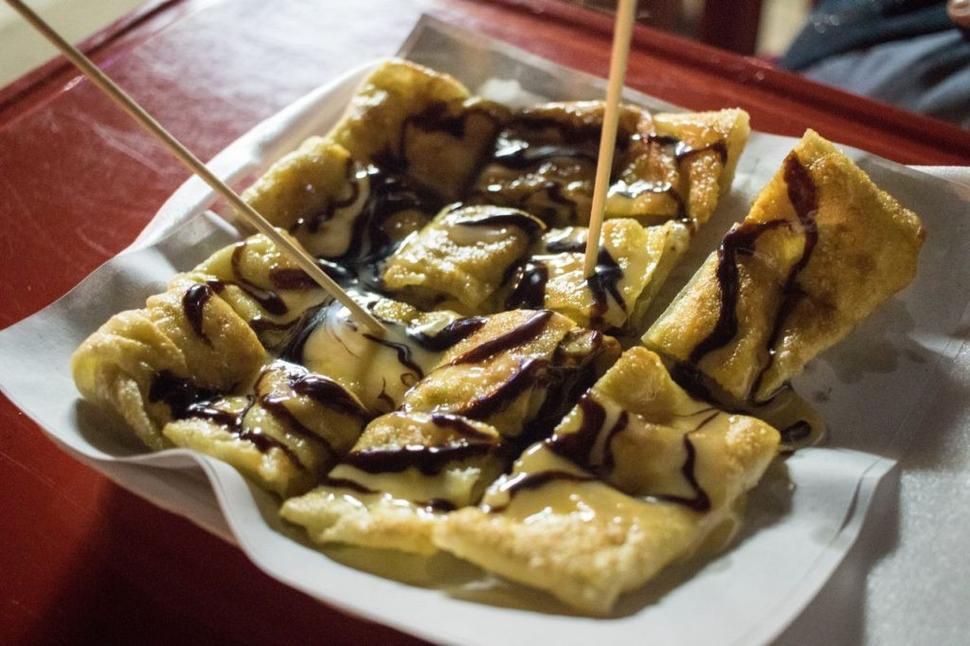 Banana roti z pojazdného stánku ale ani z ďaleka sa nechytá na malajskú roti