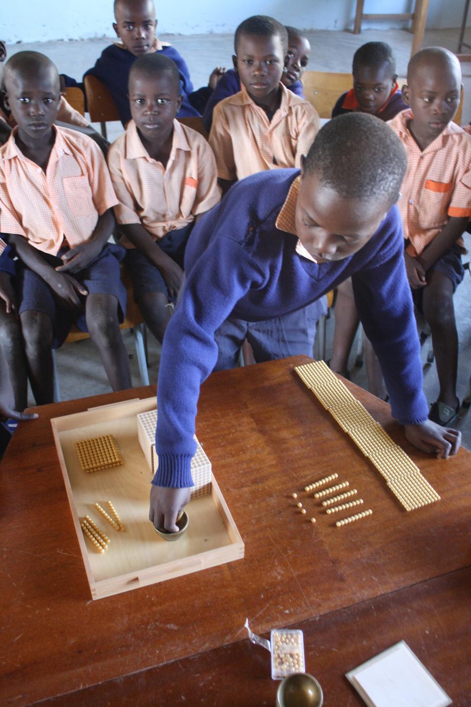 africké dieťa s pomôckou Montessori