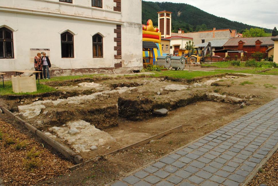 Foto vykopávok Ľubietovského hradu
