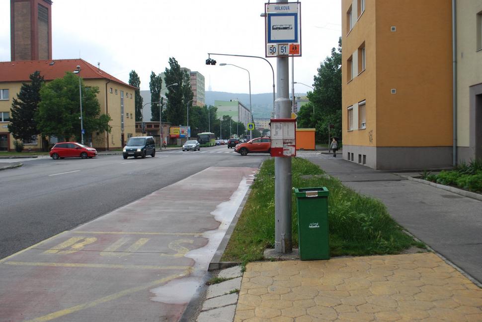 Kapacitný kôš nielen na cestovné lístky na zastávke Hálkova.