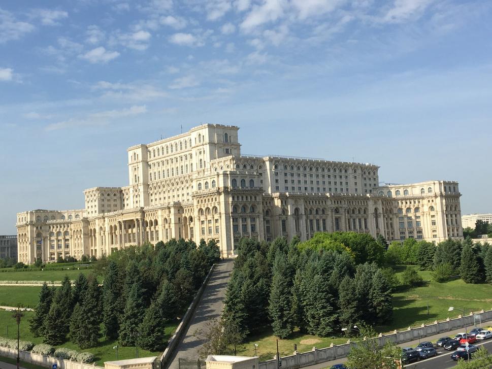 Rumunský parlament. Túto tretiu najväčšiu budovu sveta dal postaviť niekdajší rumunský diktátor Nicolae Caucescu. Nájdete v nej tony mramoru, ručne tkané koberce, vzácne drevené obklady či závesy prešívané zlatými niťami.