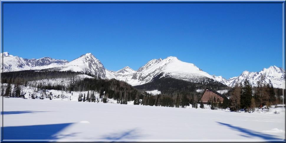 Zamrznuté Štrbské pleso s tatranskými končiarmi