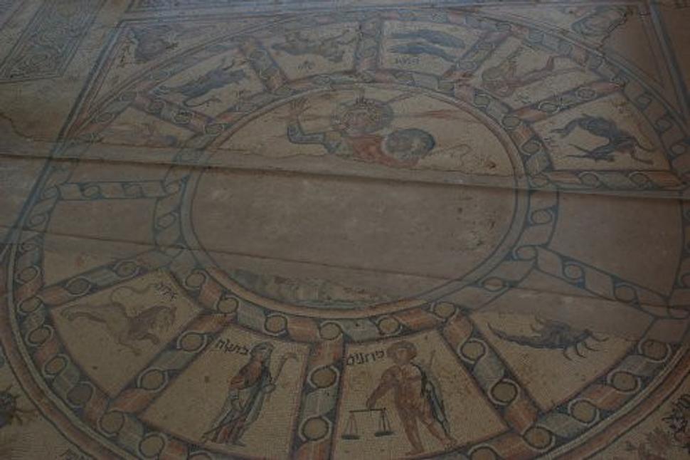 Zverokruhy boli výzdobným motívom vo viacerých synagógach (napr. Beit Alfa, Hamat Gader, Sepphoris). Nežidovského tvorcu tejto mozaiky indikuje aj zrkadlovo obrátená hebrejská popiska Vodnára.