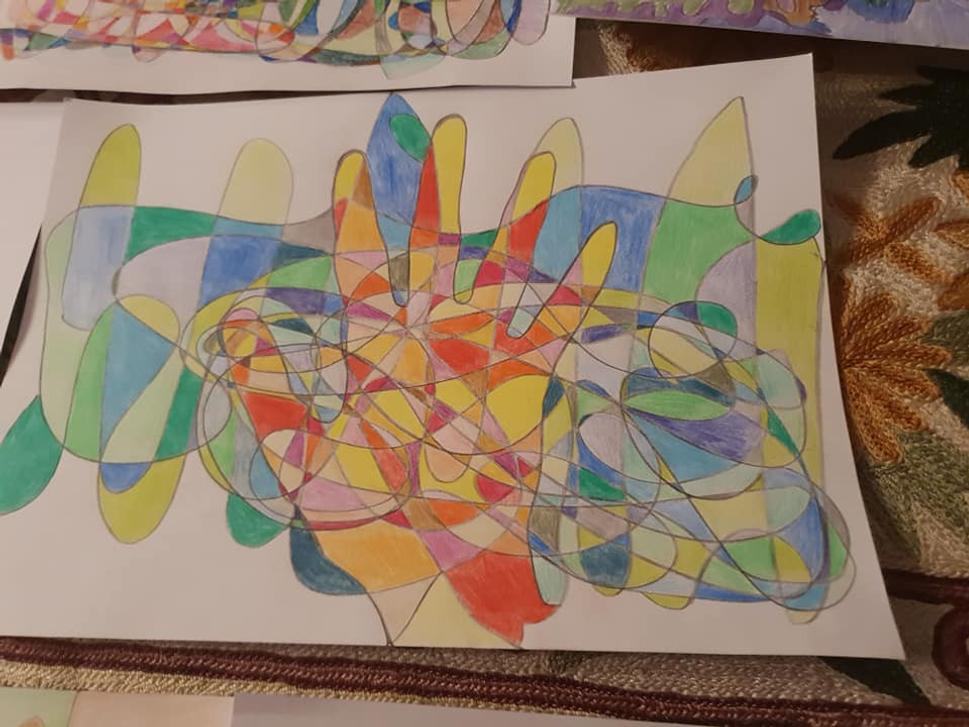 Fraktálna ruka zdravia maľovaná účastníčkou etikoterapeutického seminára.