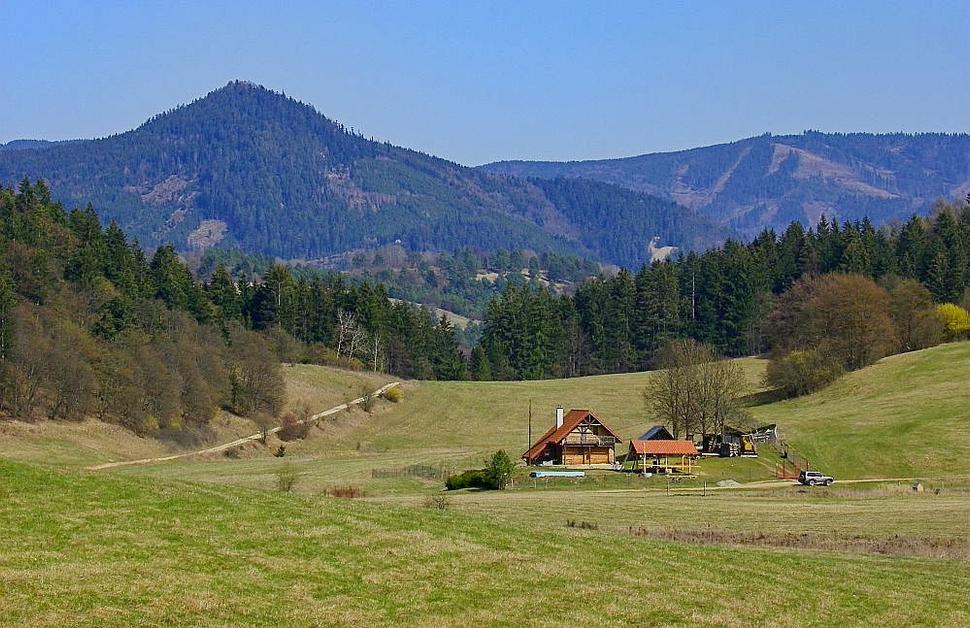 Vrch Vysoká skala nad Ľubietovou z planiny Pôlč.