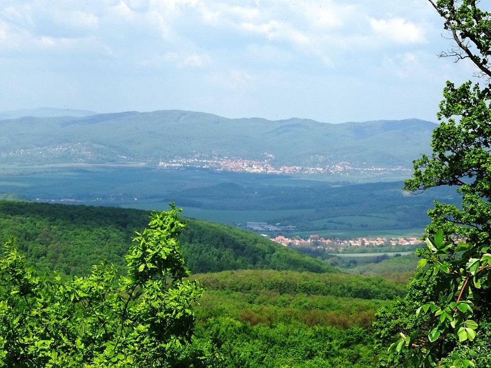 Jabloňovce a Pukanec vzadu z Kramárskeho vrchu.