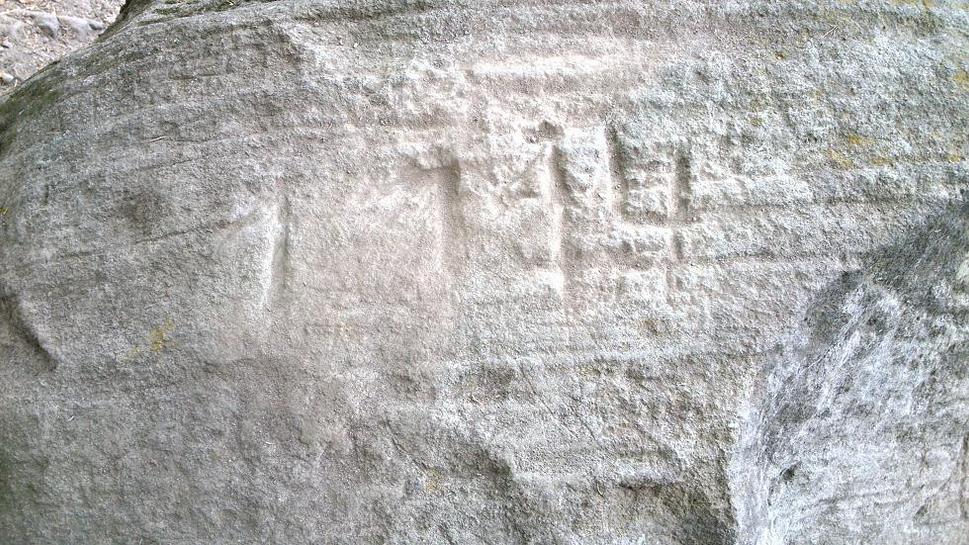 Na kameni je vytesená číslica 1194. Pravdepodobne sa jedná o rok, ktorý v našom letopočte predstavuje rok 1575.