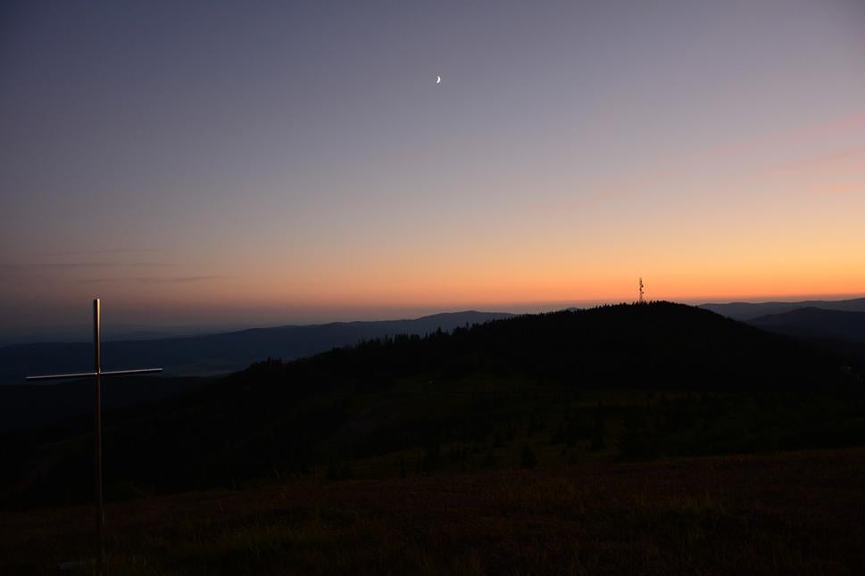 prišla noc a krížik nám pózuje