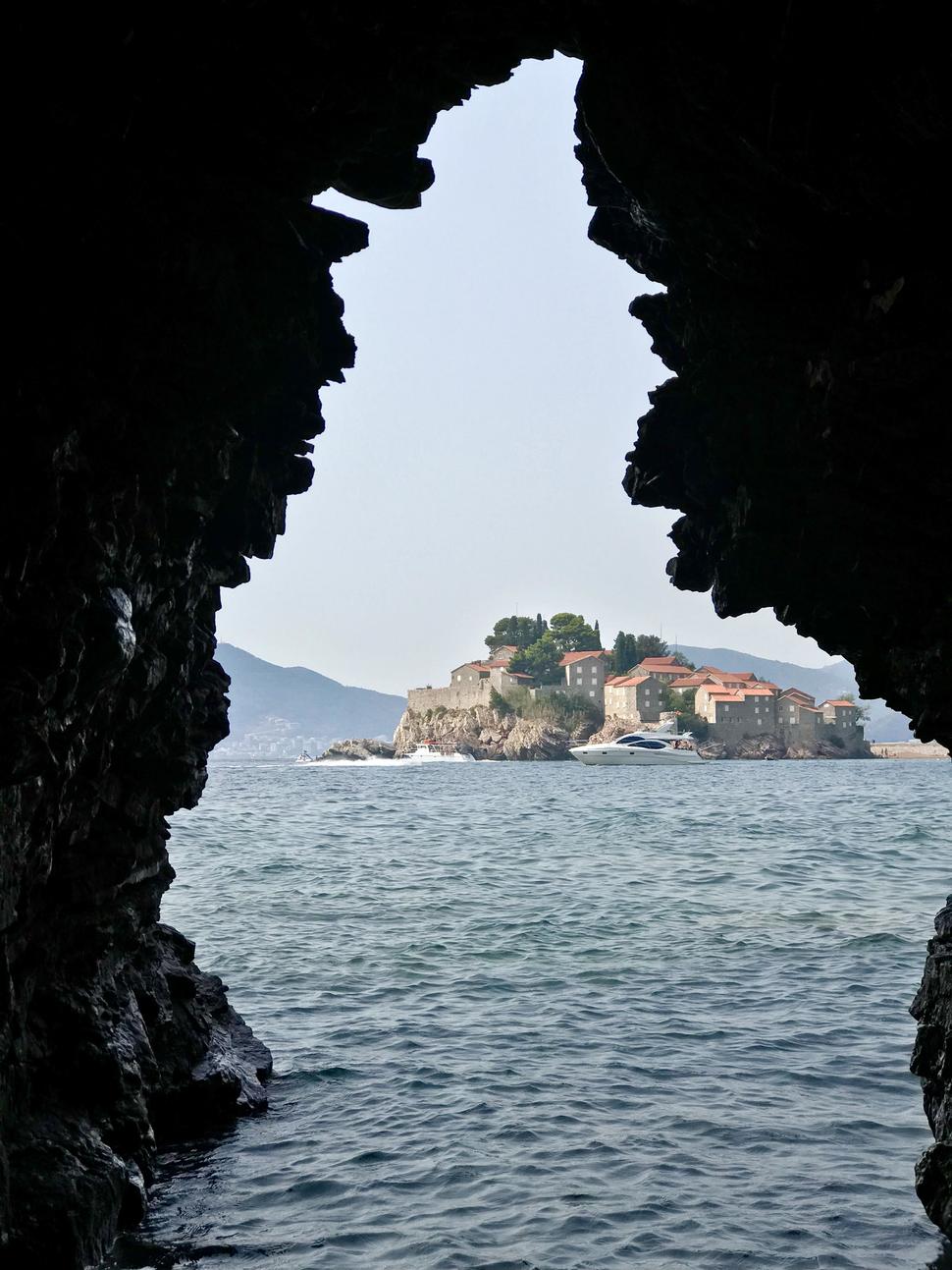 Výhľad z pláže Crvena Glavica na ostrov Sveti Stefan