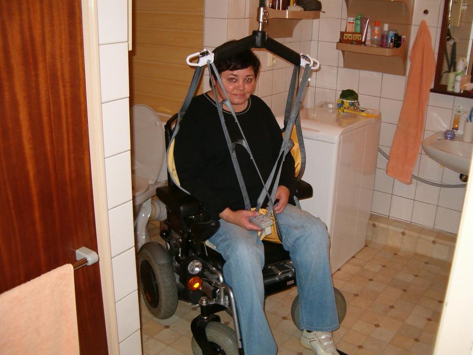 Zdvihák je výborná pomôcka umožňujúca presun imobilného človeka z lôžka do vozíka či vane, bez toho, aby sa pomáhajúca osoba musela príliš fyzicky namáhať. Upevnením do zdvíhacieho vaku dokáže bezpečne premiestniť človeka tam, kde je to potrebné.