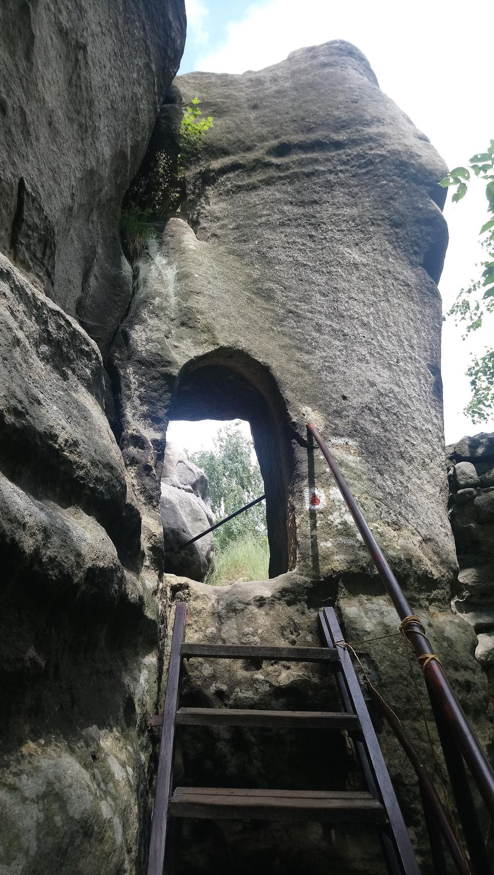 Brána zrúcaniny hradu Skály
