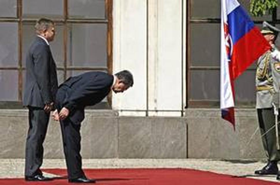 Róbert Fico (vľavo) a jeho taliansky kolega pred Úradom vlády SR.