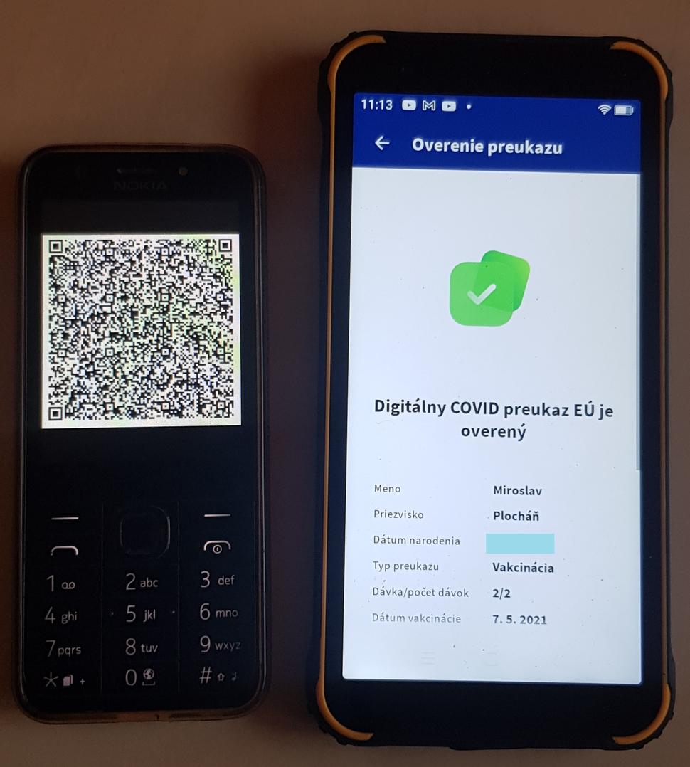 Úspešné overenie preukazu aplikáciou OverPass je na mobile vpravo. Ako vstup poslúžil QR kód vo forme obrázka zobrazený na jednoduchom mobile vľavo.