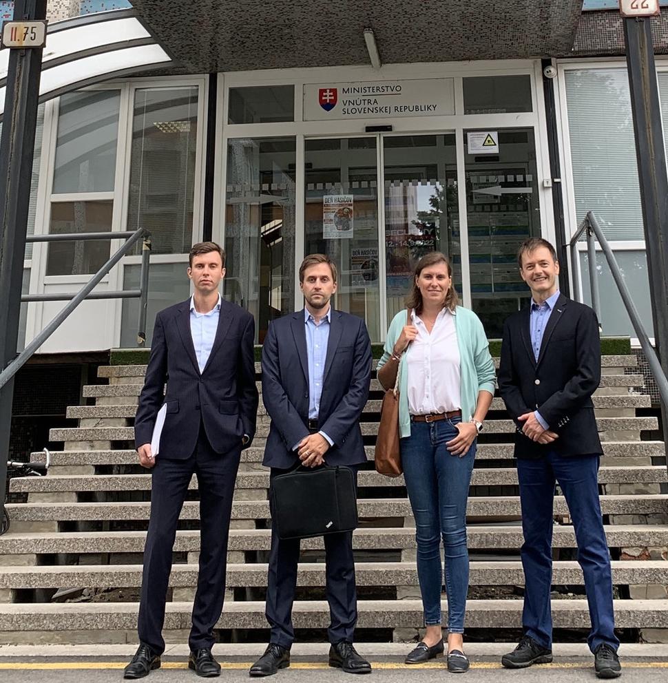 Konania sa za nás zúčastnili (zprava):
Ing. Samuel Zubo, predseda Srdcom doma o.z.;
Ing. Jana Klimentová, členka správnej rady IT asociácie Slovenska;
Mgr. Vladimír Kordoš, LL.M., advokát kancelárie Stentors;
Mgr. Erik Schváb, advokát kancelárie Stentors.
