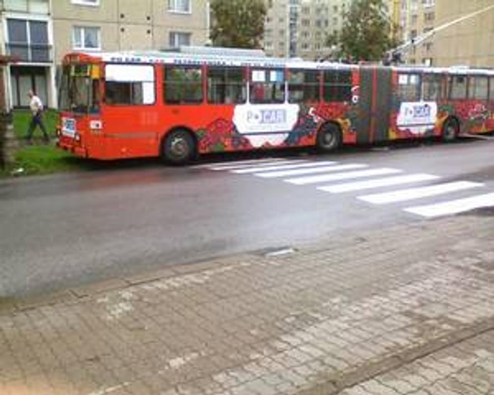 Absurdný priechod pre chodcov; Sekčovčania nechápu, ako majú prejsť na MHD zastávku.