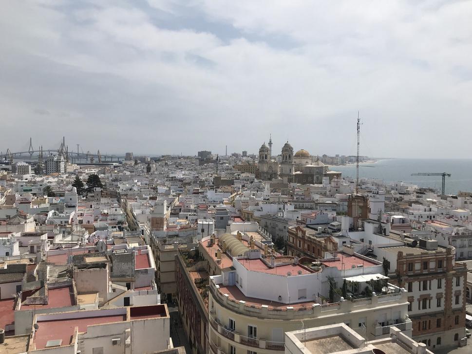 Výhľad na Cádiz z Torre Tavira.