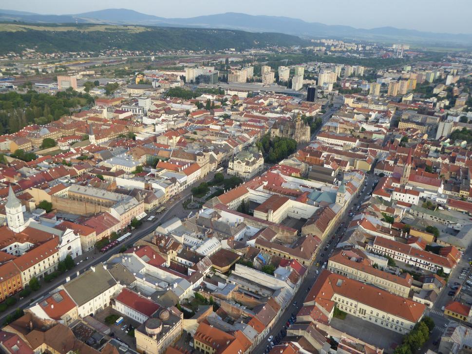 6.V pozadí Štátne divadlo a Dóm svätej Alžbety