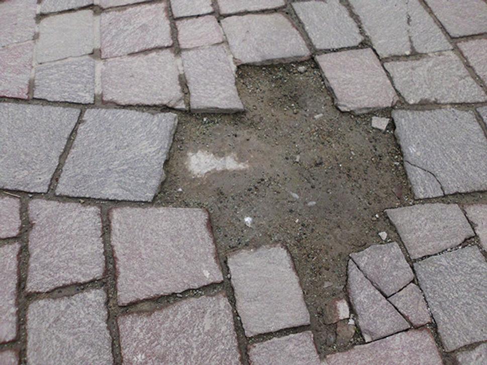 Dobrý gazda najprv na chodníkoch opravy diery a poškodenú dlažbu, aby nedošlo k úrazu až potom zo zbíjačkou robí kozmetické úpravy .