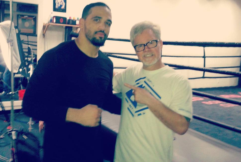 Alexis Santos na tréningu vo WIld Card Boxing s Frediem Roachom
