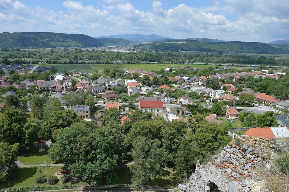 výhľady na Beckov a okolie