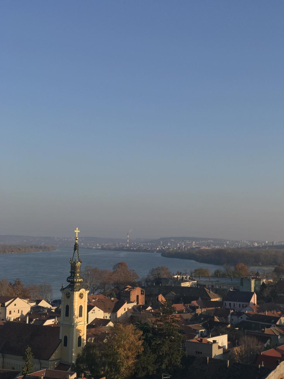 Výhľad na Zemun, Dunaj a Belehrad z Gardošskej veže.