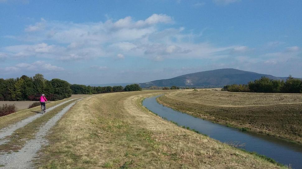 Záver cyklotrasy Marchfeldkanal-Radweg v pozadí s Devínskou Kobylou.