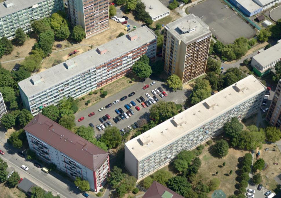 Existujúce parkovisko vo vnútrobloku na Československých parašutistov, Bratislava -Nové Mesto, na ktorom chce magistrát postaviť nový parkovací dom