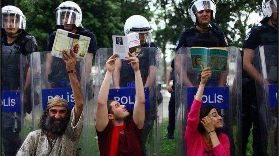 Útočiaci protestujúci