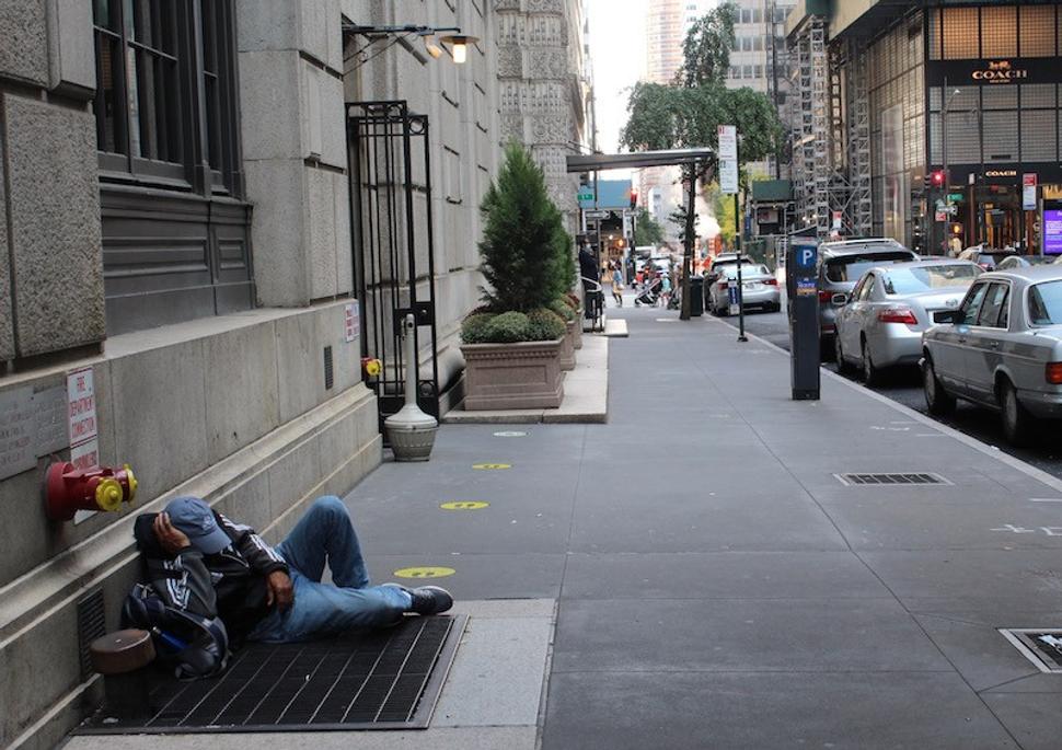 Bezdomovec na Piatej avenue na Manhattane