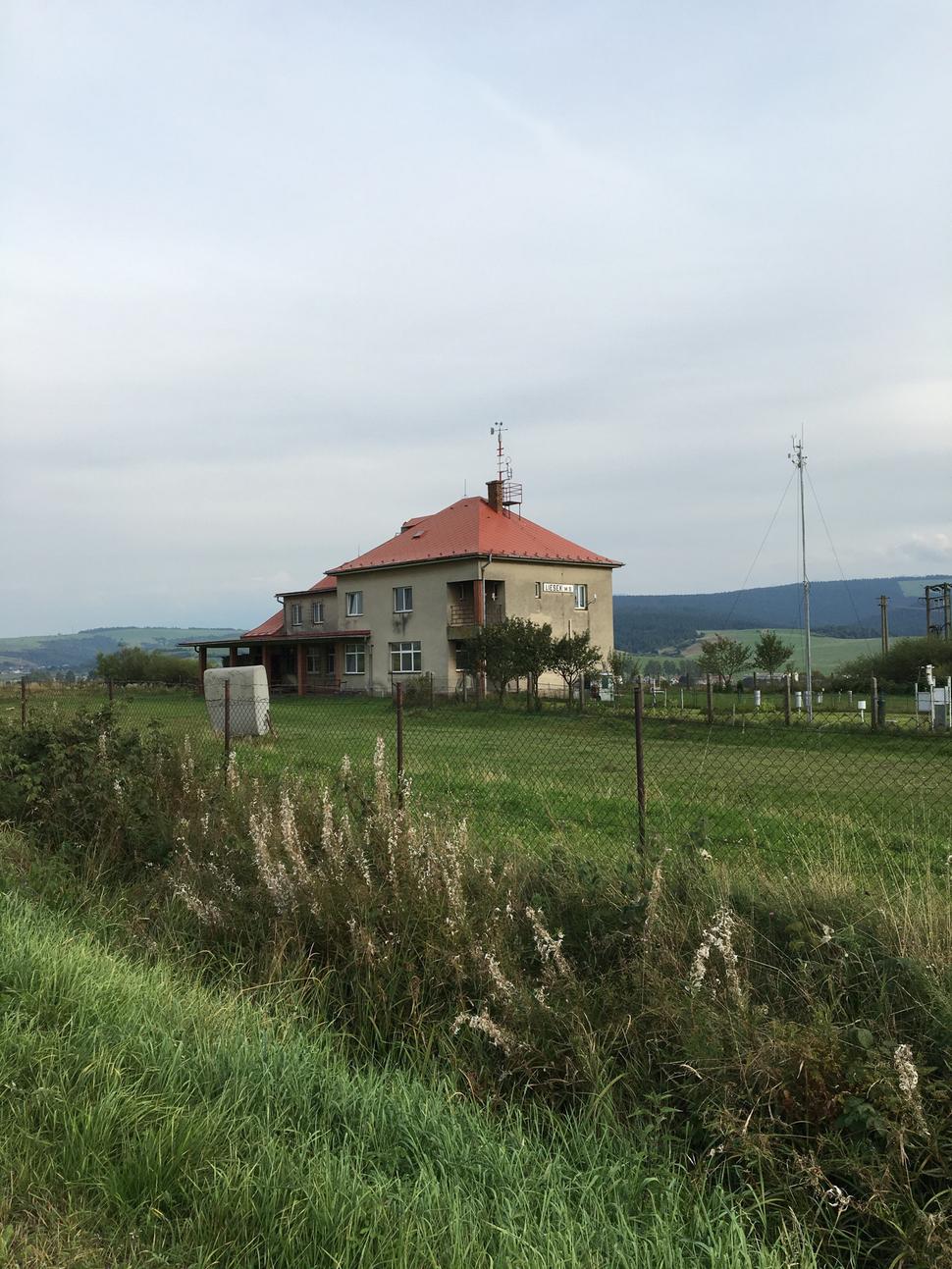V Zachovalej stanici v Liesku ktorá bola ako jediná medzi Trstenou a Suchou Horou sa nachádza meteorologická stanica .