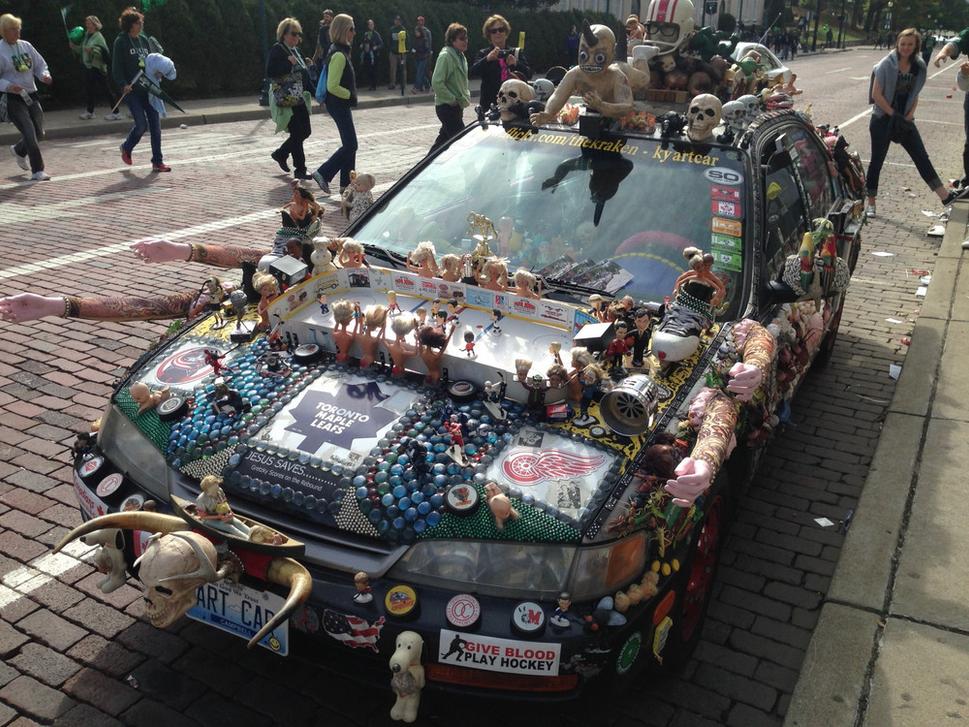 Aj takéto artcar bolo v sprievode. Už sa nedivím, prečo to ide s artom v USA tak dole z kopca