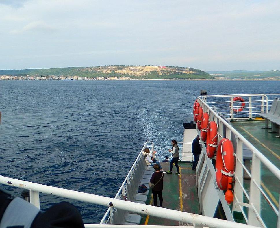 Plavba trajektom cez Dardanelskú úžinu z mesta Eçeabat ma európskej strane do mesta Çanakkale na strane ázijskej.