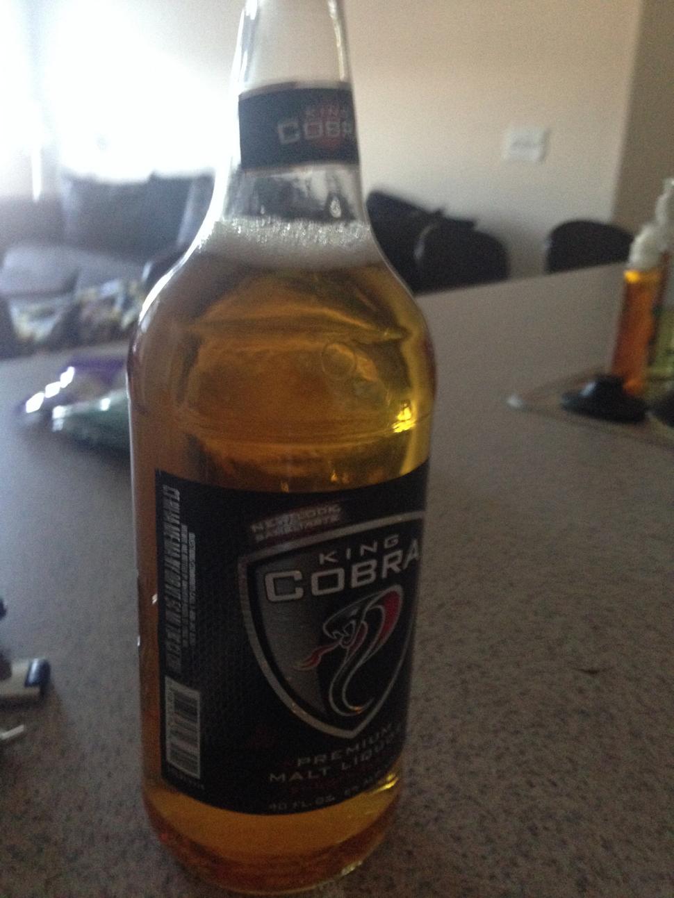 Spomínaná King Cobra, už podľa farby sa dá detekovať, že to nebude len také obyčajné pivo