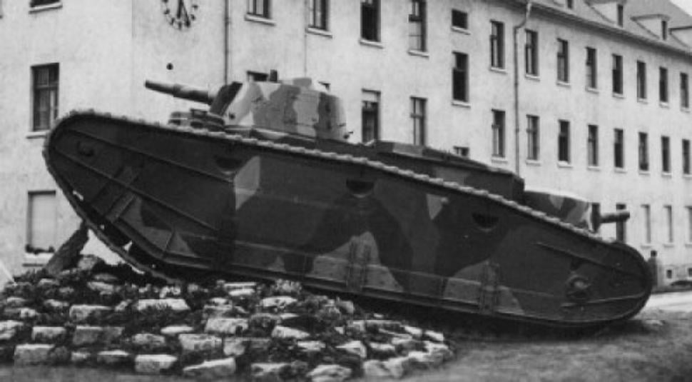 Střední tank Grosstraktor Daimler-Benz jako památník před kasárnami 5.Panzer Regiment, Wünsdorf