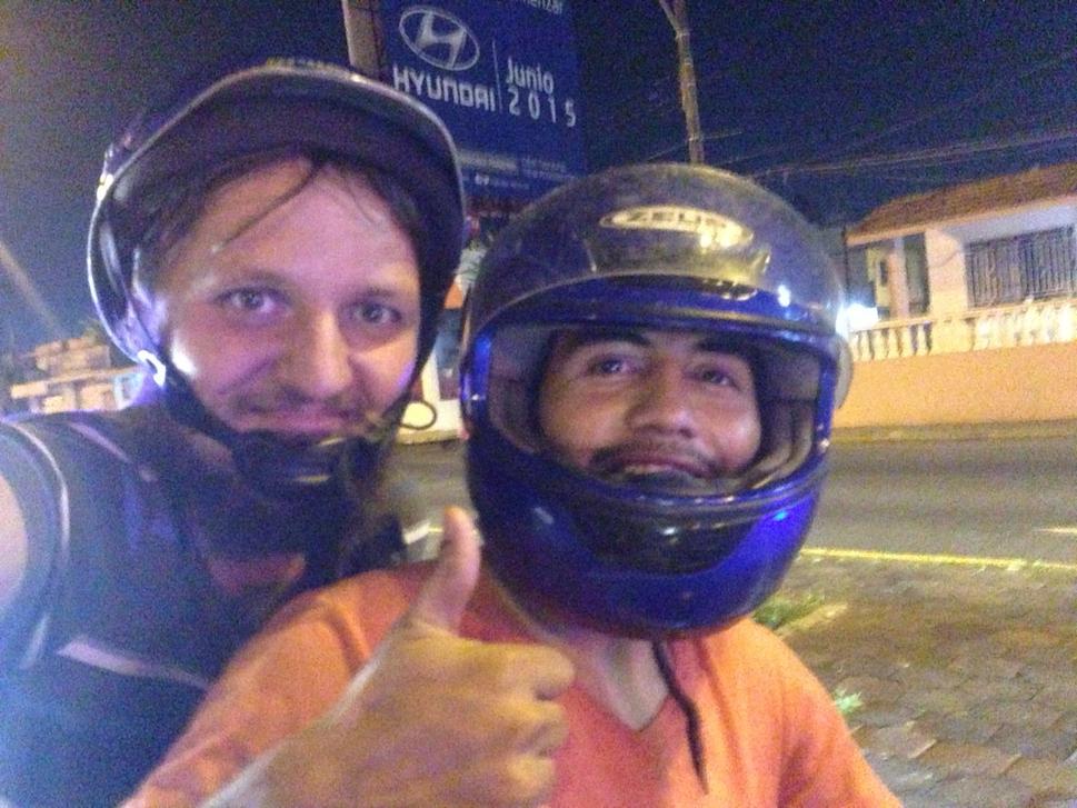 Josue na druhú stranu presne vedel, že ako doprava funguje. Prvýkrát som mal celkom strach viezť sa s ním, ale po prvej jazde odpadol a vlastne som si to celkom užíval, až som sa odvážil k tejto fotke. Na tachometer som sa radšej nedíval, Josue mi potom povedal, že boli aj miesta, keď sme išli vyše 100 km/hod.