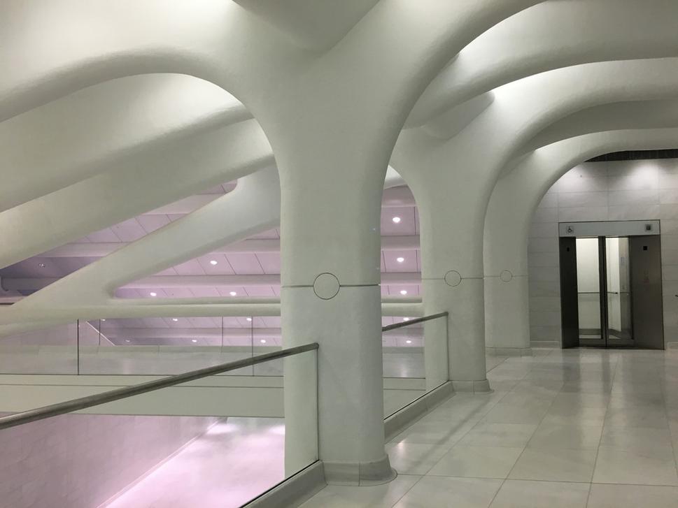 The West Concourse - pasáže medzi PATH stanicou, One World Trade Center a nákupným strediskom Brookfield Place