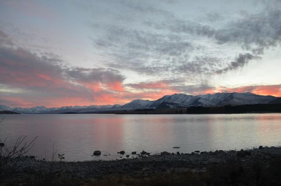 Východ slnka nad jazerom Tekapo