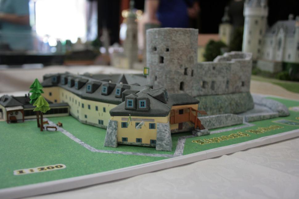 Model rovinného hradu s kaštieľom v Liptovskom Hrádku.