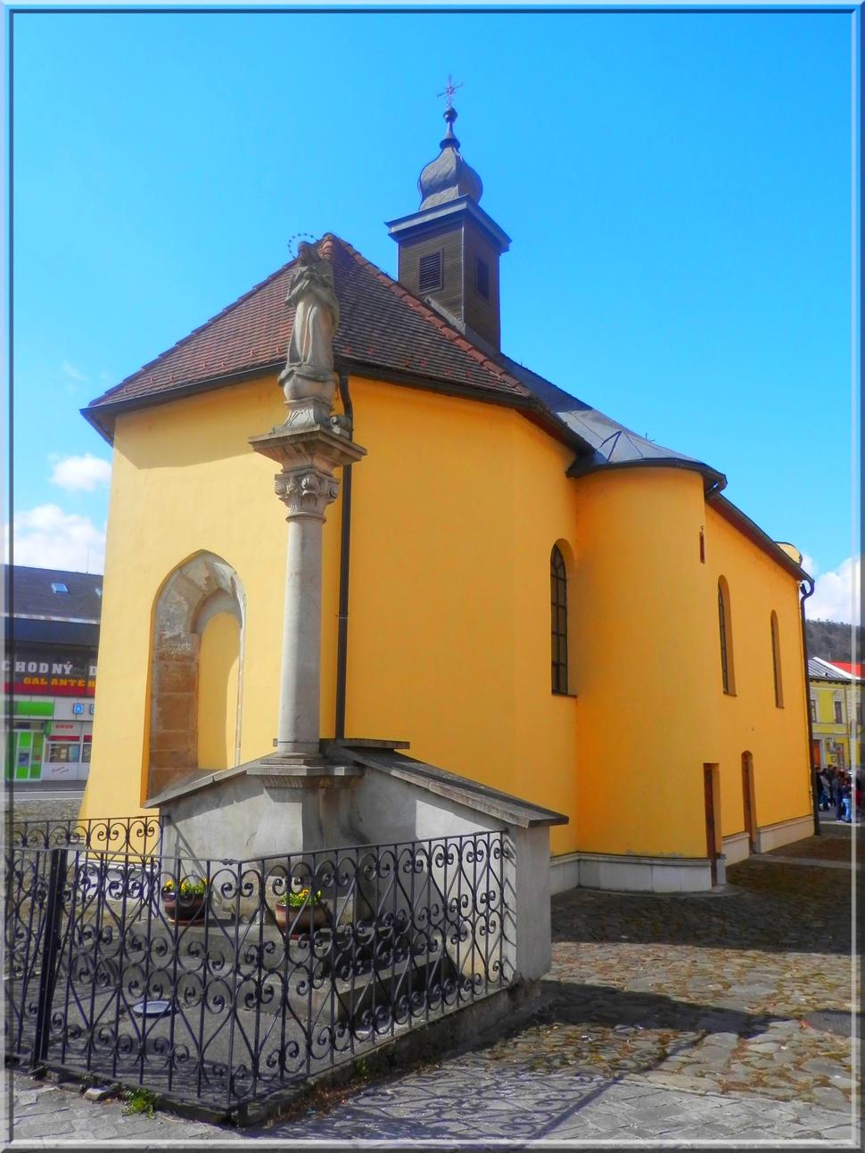 Mariánsky stĺp pri malom kostole