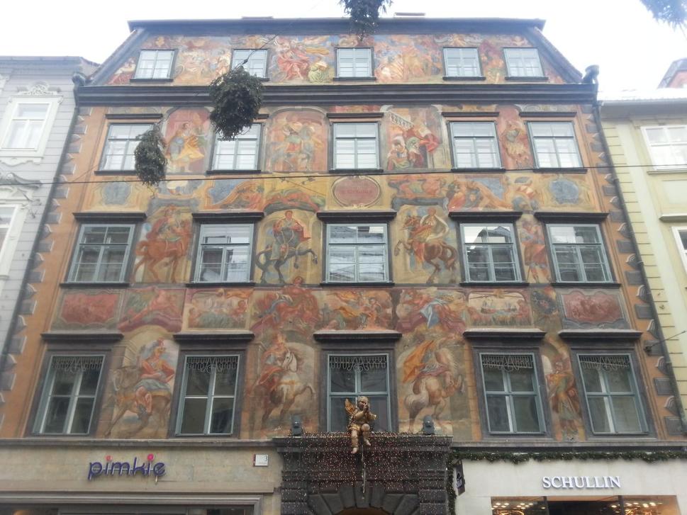Aj takýto dom nájdete na Herrengasse. Nádherná historická ulica.