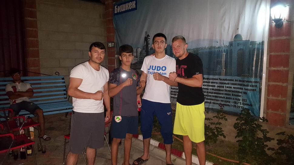 Tréner džudistov a džudisti Tadžikistanu, chlapec vedľa mňa majster Ázie vo váhe do 81kg