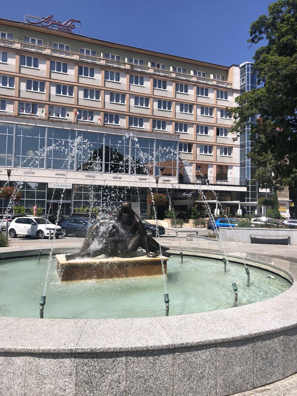 Celý priestor Dulovho námestia vytvára pekný urbanistický komplex, bol aj vyhlásený za pamätihodnosť Ružinova.
