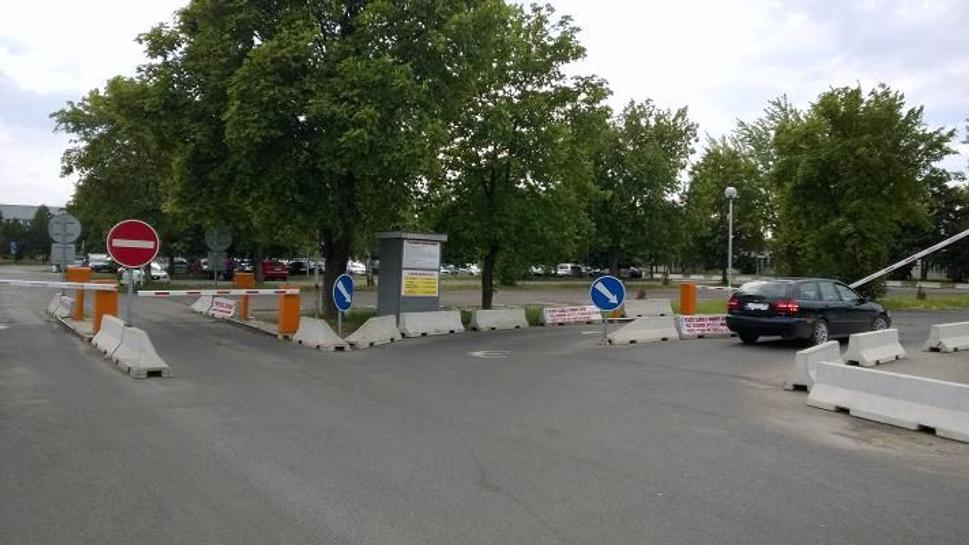 Poloprázdne platené parkovisko