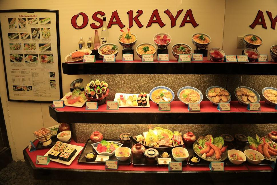V pasáži sú rozličné japonské obchody