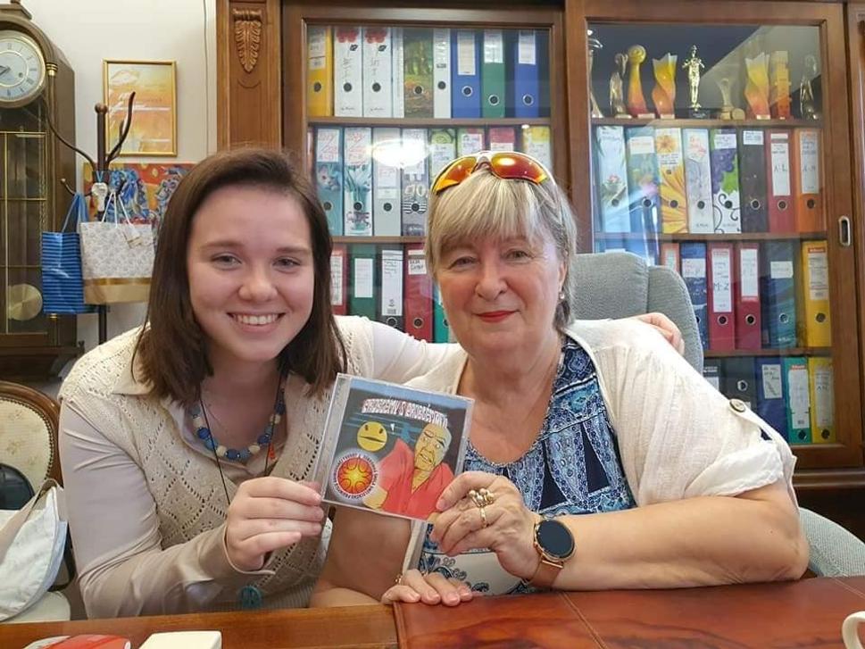 Pani zriaďovateľka Mgr. Viera Zavarčíková so študentkou Andreou Pátkovou, CD - víťazný klip „Problémy s problémami - IGRIC 2021, 1.miesto - Animofest 2020